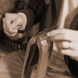 熟練の職人に聞いた！手縫いの名刺入れを選ぶ利点とは？エルメスが伝承する手縫いの手法から学ぶ技