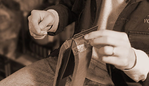 熟練の職人に聞いた！手縫いの名刺入れを選ぶ利点とは？エルメスが伝承する手縫いの手法から学ぶ技