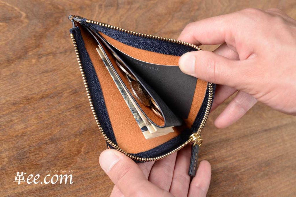 ミニサイズのL字財布はカードやお札も収納可能で使いやすさ抜群